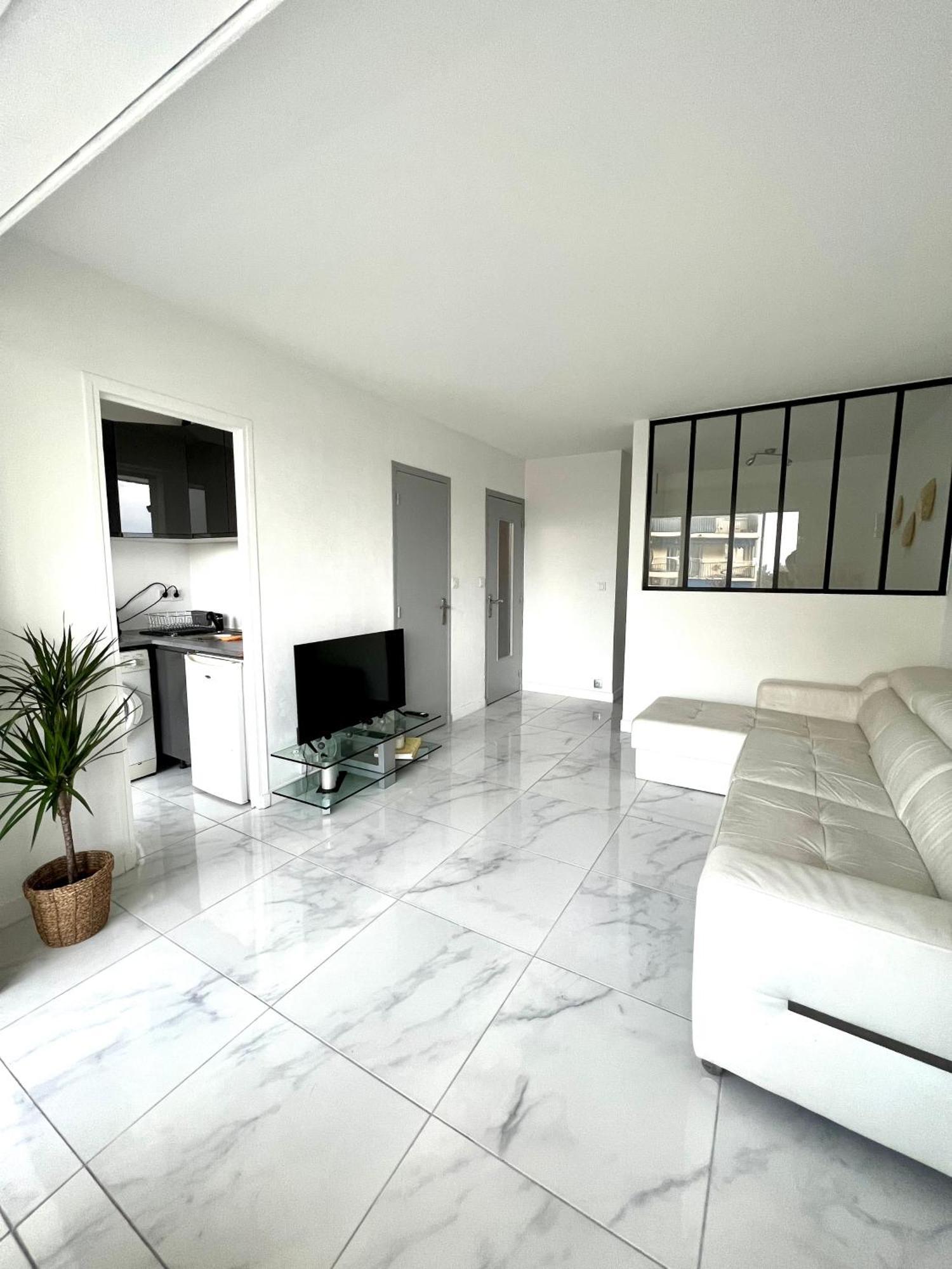 Studio 4 Couchages A 12 Min De La Plage A Pied Avec Wifi, Le Parking Est En Option อองทีบส์ ภายนอก รูปภาพ