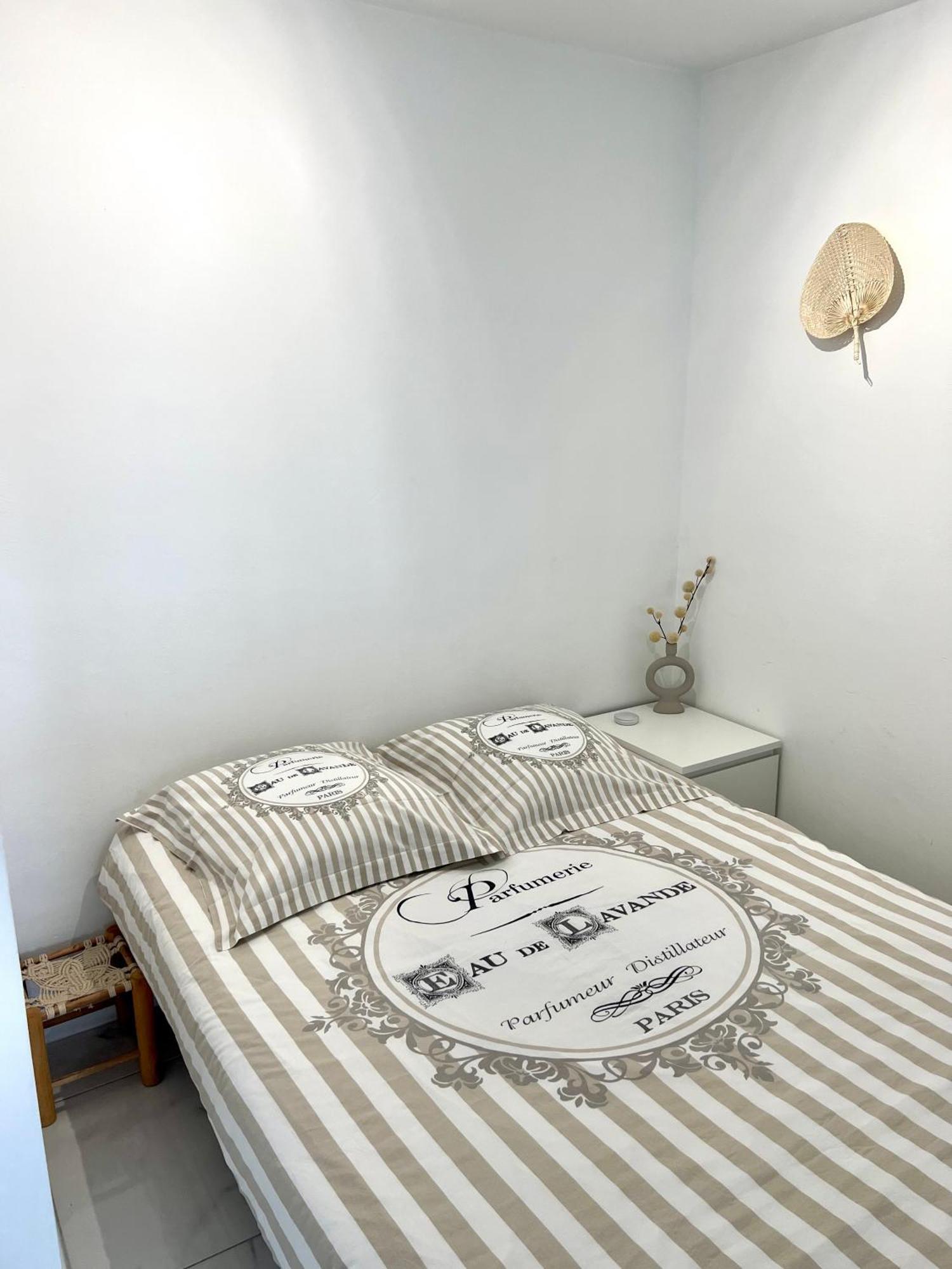 Studio 4 Couchages A 12 Min De La Plage A Pied Avec Wifi, Le Parking Est En Option อองทีบส์ ภายนอก รูปภาพ